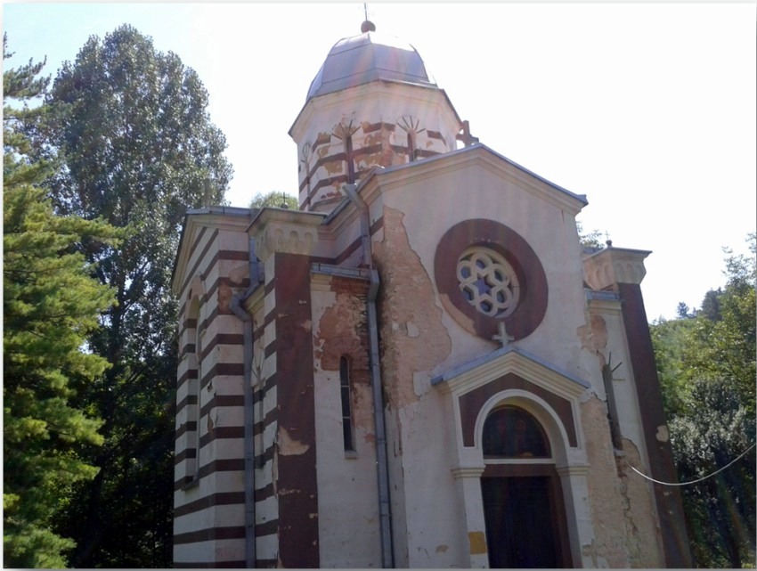Црква светих Козме и Дамјана у селу Расница